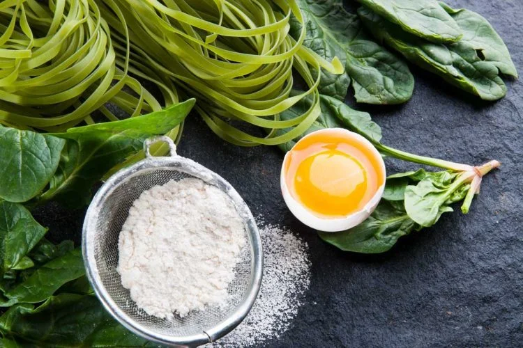 Groene tagliatelle maken